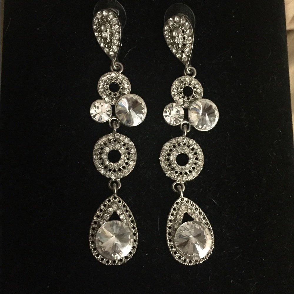 🎉 SALE🎉NWOT Rhinestone drop earrings